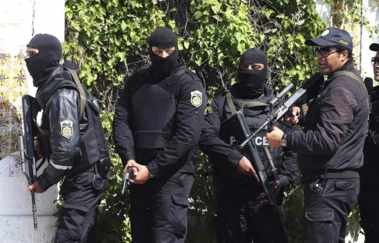 Siete turistas extranjeros y un tunecino mueren en intento de asalto en Túnez