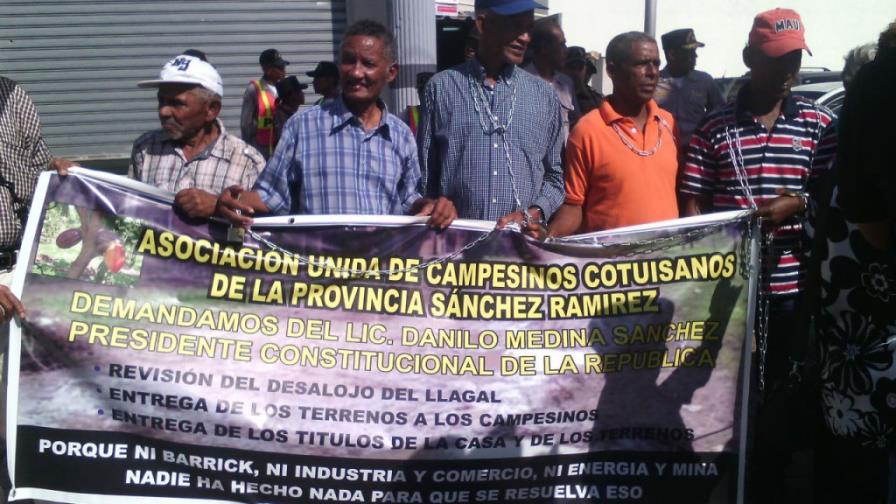Agricultores reclaman pago por terrenos que el Estado vendió a la Barrick Gold Agricultores reclaman pago por terrenos que el Estado vendió a la Barrick Gold