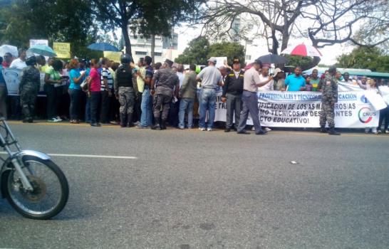 Técnicos de educación demandan regularizar estatus de más de 800 compañeros