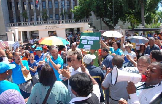 Técnicos de educación demandan regularizar estatus de más de 800 compañeros