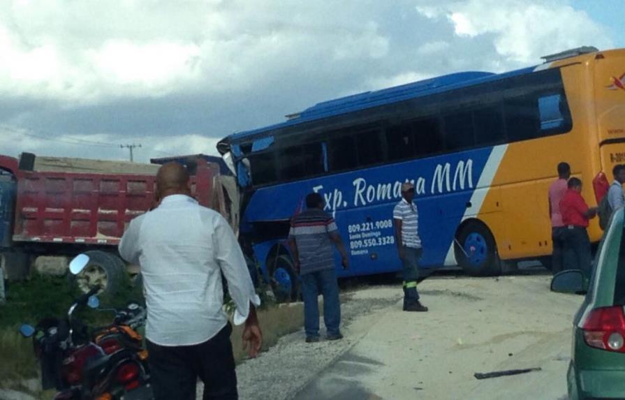 Un muerto y cuatro heridos en choque entre camión y autobús en La Romana