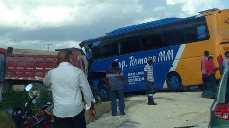 Un muerto y cuatro heridos en choque entre camión y autobús en La Romana