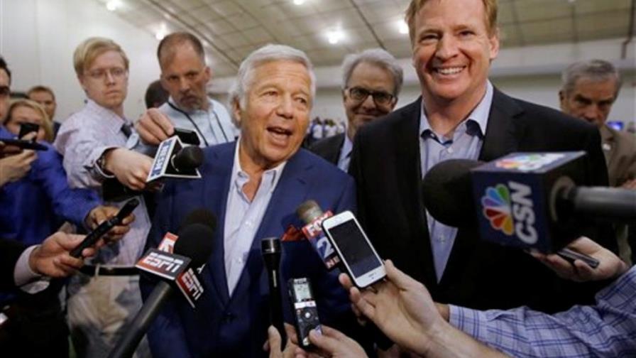 Dueño de los Patriots dice que equipo no apelará sus sanciones por balones desinflados