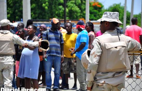 Haitianos salen de República Dominicana por Dajabón