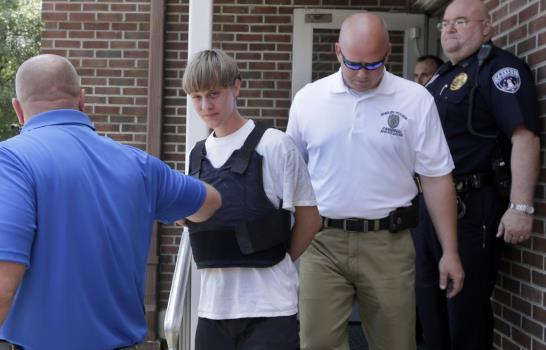 Formulan nueve cargos de asesinato al autor confeso de masacre en Charleston