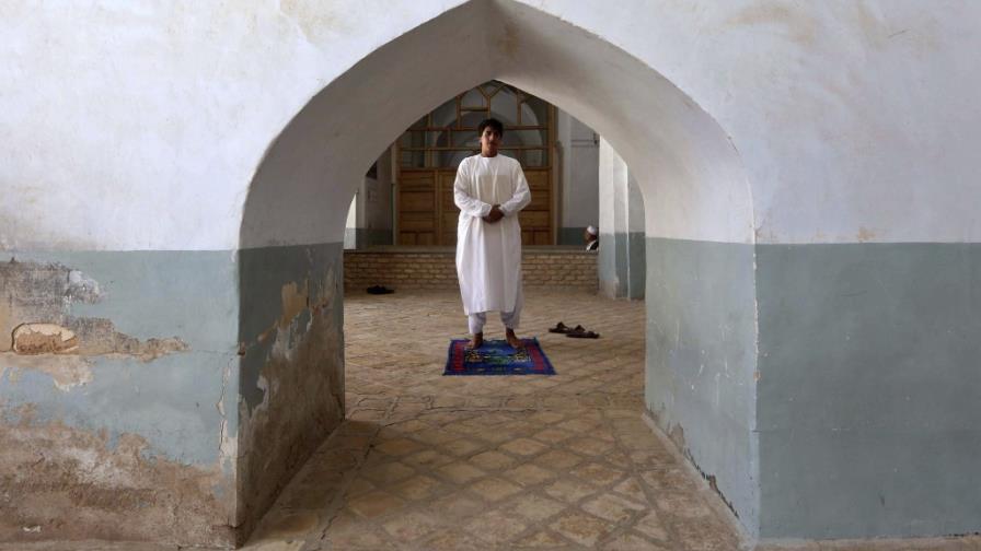 Talibanes afganos empiezan el ramadán extorsionando con cortes de luz