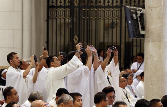 Smartphones y tabletas saludan al papa