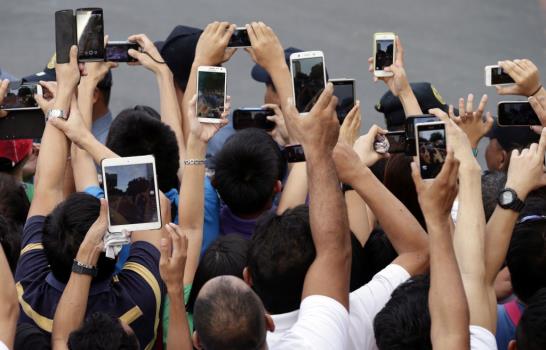 Smartphones y tabletas saludan al papa
