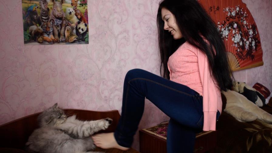 Nacida sin brazos, mujer dibuja con los pies Nacida sin brazos, mujer dibuja con los pies