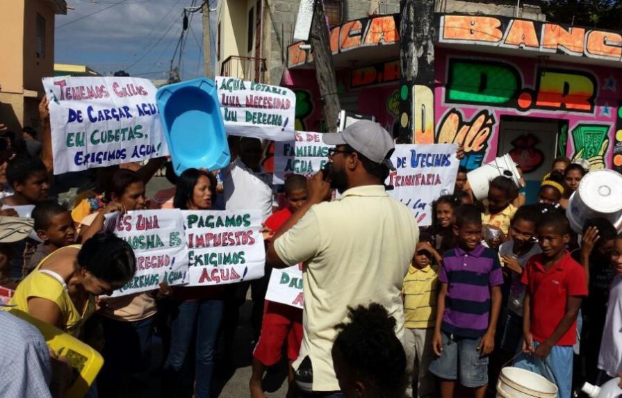 Moradores del Simón Bolívar protestan en demanda de mejoría del servicio de agua potable