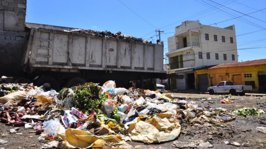 La basura arropa al mercado-hospedaje Yaque, en Santiago