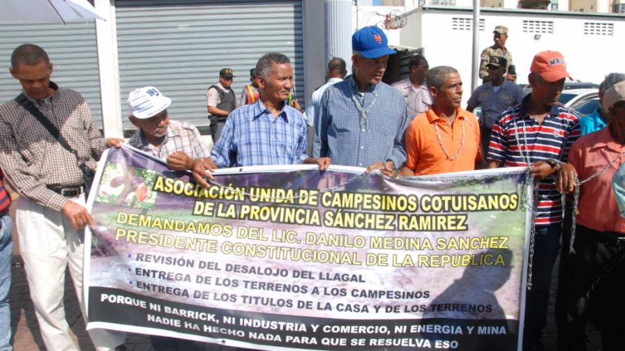 Un grupo se encadena en Industria y Comercio