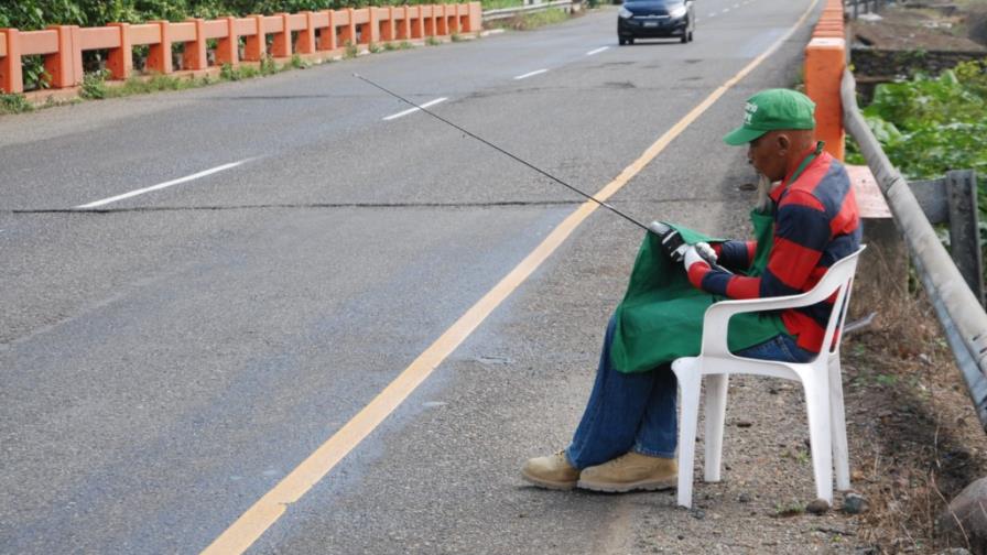 Peligrosos hoyos pululan en tramos de la autopista Duarte