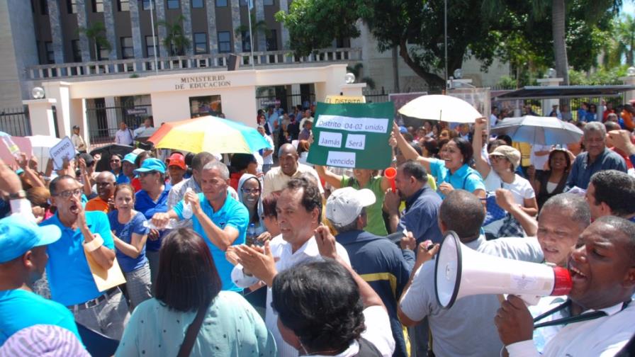 Técnicos de Educación exigen ratificación de 800 de sus pares