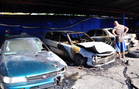 Fuego en garaje de Santiago destruye tres vehículos Fuego en garaje de Santiago destruye tres vehículos