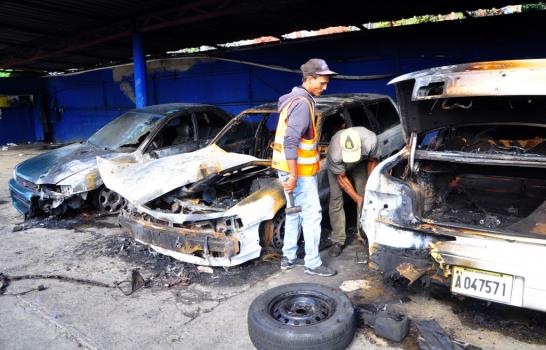 Fuego en garaje de Santiago destruye tres vehículos Fuego en garaje de Santiago destruye tres vehículos