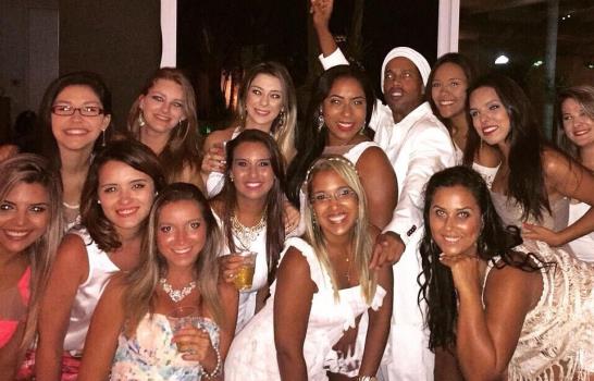 Ronaldinho llega a los 35 años con la pena de un mago que extravió la alegría