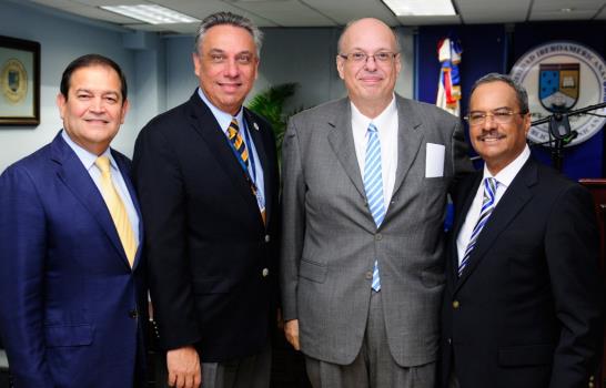 El doctor Stern presenta su libro sobre la historia de la medicina dominicana El doctor Stern presenta su libro sobre la historia de la medicina dominicana