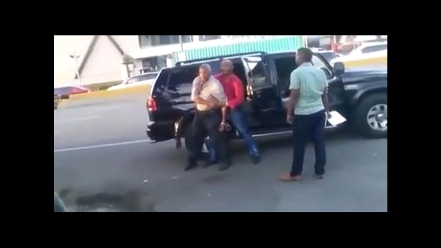 Policía apresa a dos agentes que intentaron detener a un ciudadano de forma ilegal Policía apresa a dos agentes que intentaron detener a un ciudadano de forma ilegal