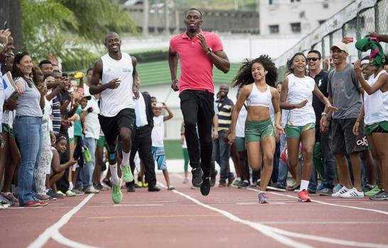 Usain Bolt gana 100 metros de exhibición en Brasil, aunque lejos de su marca
