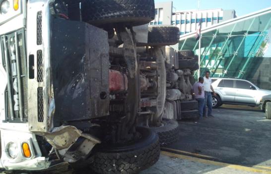 Un herido en colisión entre camión y autobús en avenida Jiménez Moya