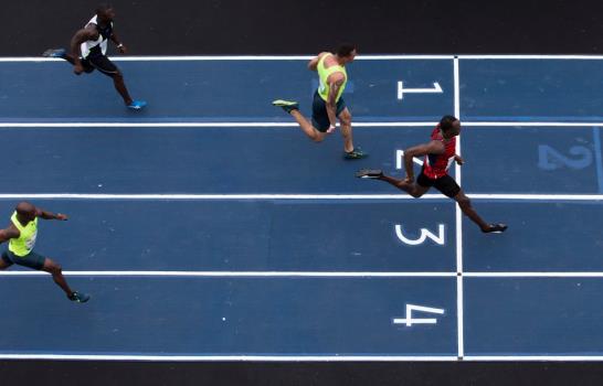 Usain Bolt gana 100 metros de exhibición en Brasil, aunque lejos de su marca