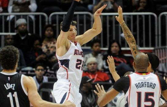 Paul, Griffin brillan ante los Spurs en inicio de playoffs