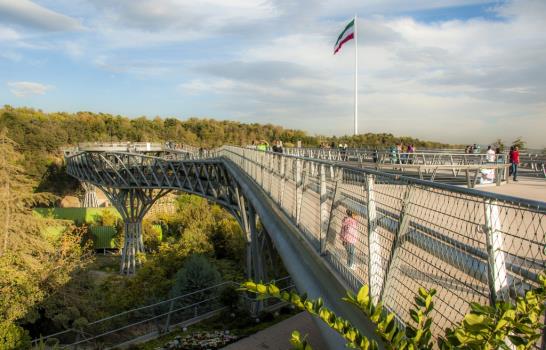 Un puente peatonal se convierte en el nuevo icono de Teherán