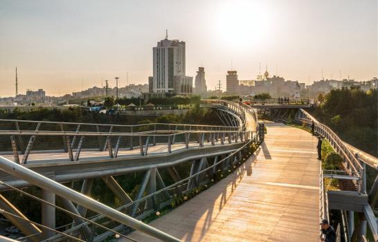 Un puente peatonal se convierte en el nuevo icono de Teherán