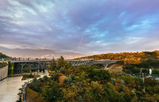 Un puente peatonal se convierte en el nuevo icono de Teherán