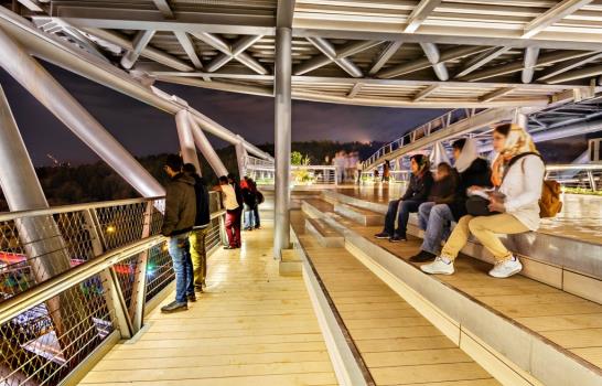 Un puente peatonal se convierte en el nuevo icono de Teherán