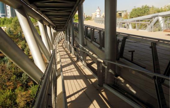 Un puente peatonal se convierte en el nuevo icono de Teherán