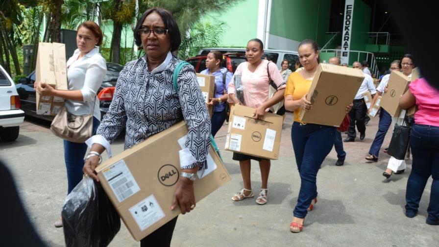 Más de 1,200 docentes reciben laptops les facilitó Educación para su trabajo