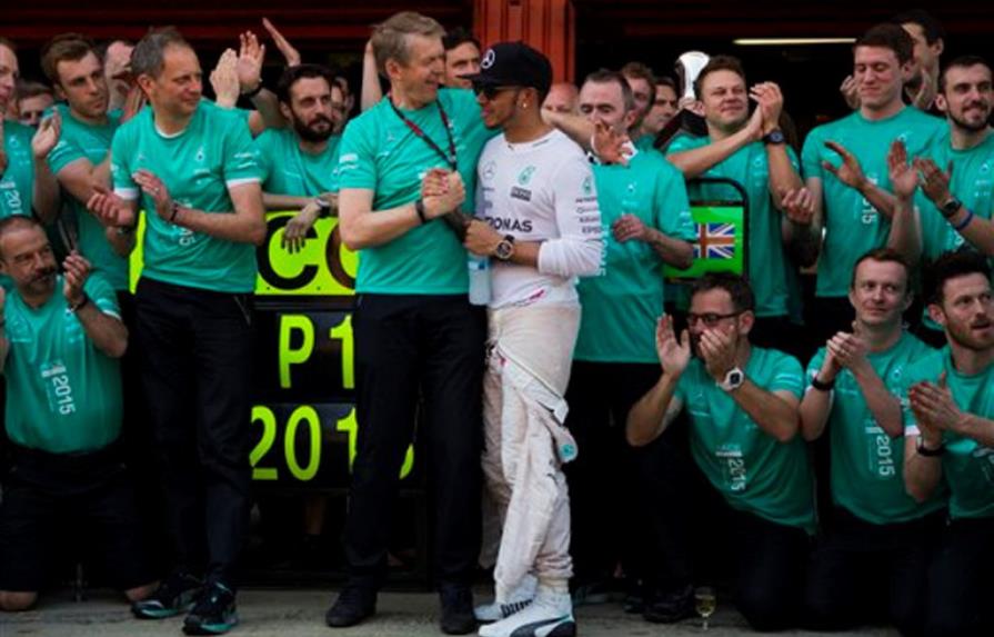 Lewis Hamilton firma nuevo contrato de 3 años con Mercedes