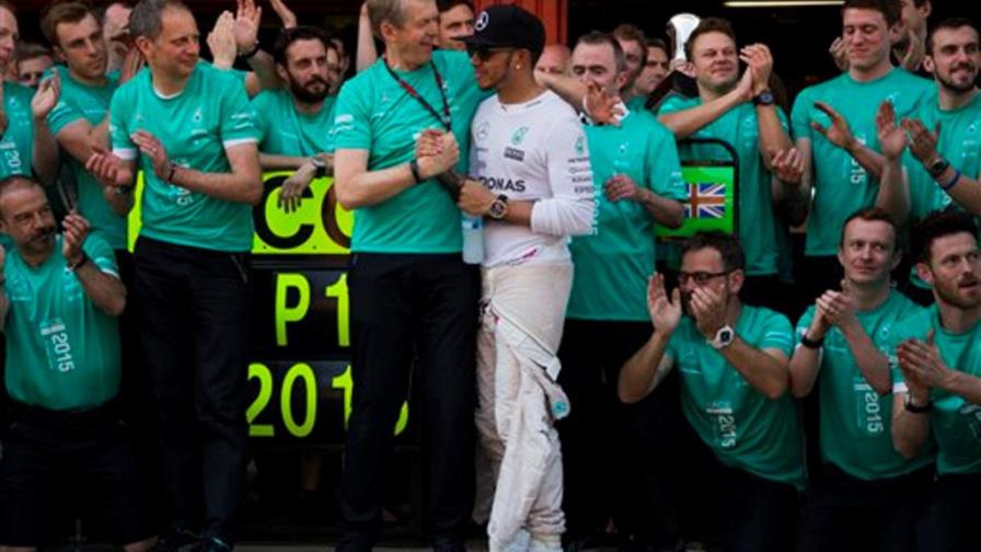 Lewis Hamilton firma nuevo contrato de 3 años con Mercedes