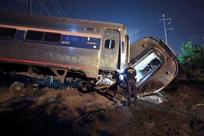 Federales intentan determinar si operador tren Amtrak siniestrado usaba teléfono