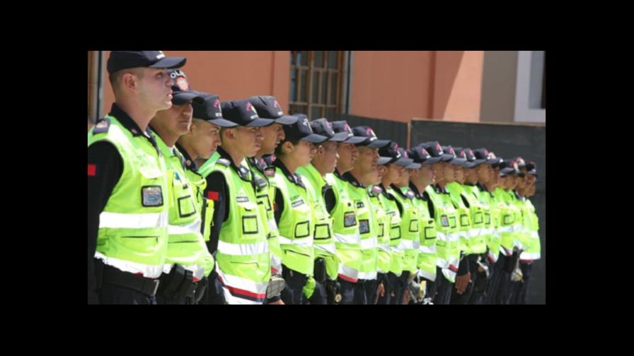 Policía ecuatoriano entrega USD 60.000 que halló al pie de su casa