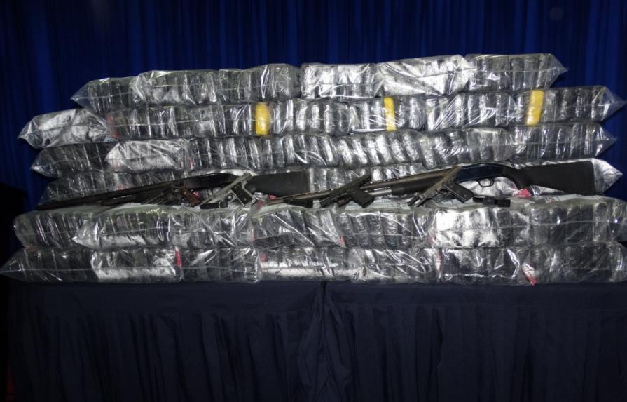 DNCD decomisa 328 paquetes de drogas y armas a narcos que operan en la región sur