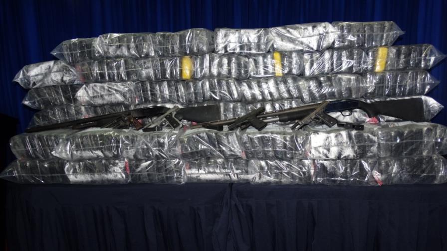 DNCD decomisa 328 paquetes de drogas y armas a narcos que operan en la región sur