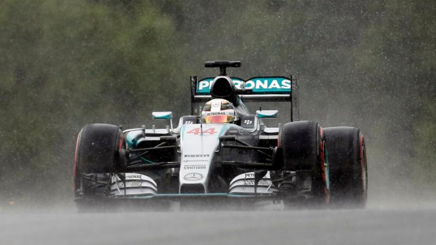Lewis Hamilton vence a Nico Rosberg y vuelve a tomar la pole en Austria