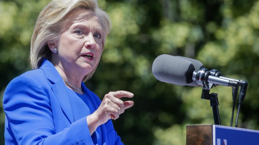 Hillary Clinton pide reformas urgentes sobre tenencia de armas y abordar el racismo