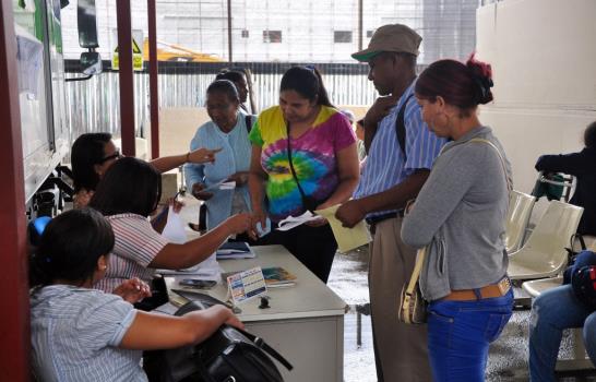 Cibaeños van a consulta en furgón, mientras reparan Hospital José María Cabral y Báez