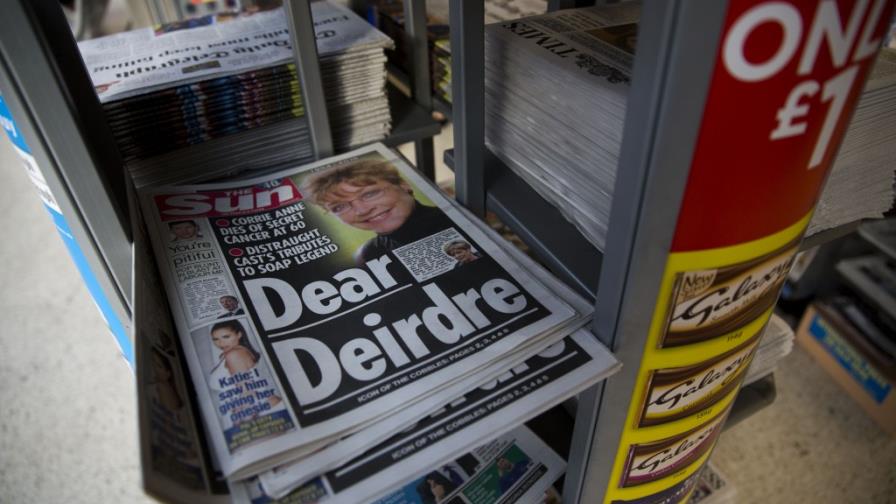 Feministas aplauden eliminación de fotos topless en diario Feministas aplauden eliminación de fotos topless en diario