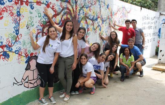 Estudiantes del Carol Morgan pintan escuela de Manganagua en SDO