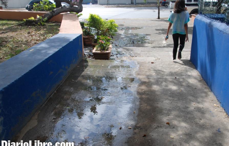 Aguas residuales brotan en el Fuerte San José en la Ciudad Colonial