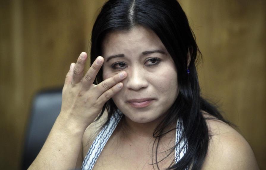 Salvadoreña recupera libertad por indulto tras siete años encarcelada por aborto