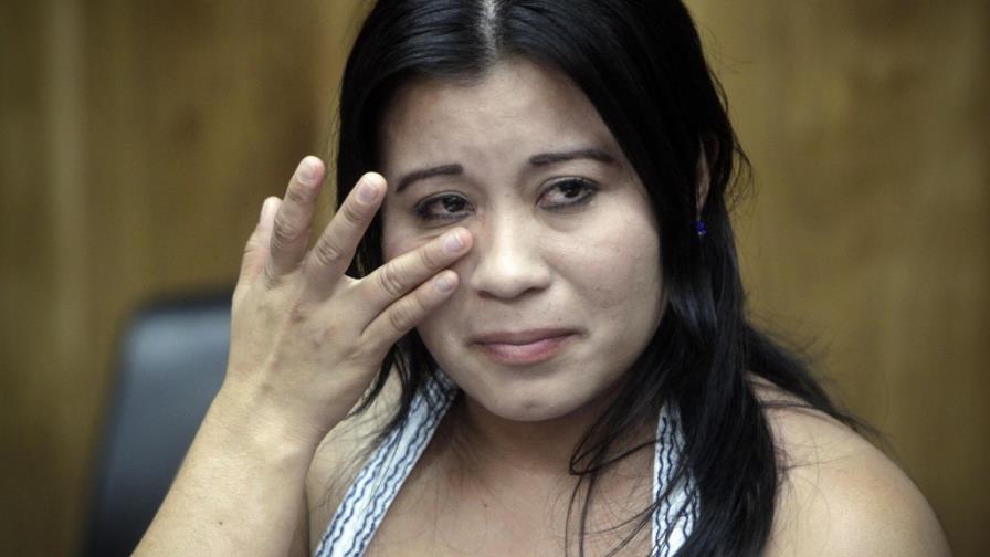 Salvadoreña recupera libertad por indulto tras siete años encarcelada por aborto