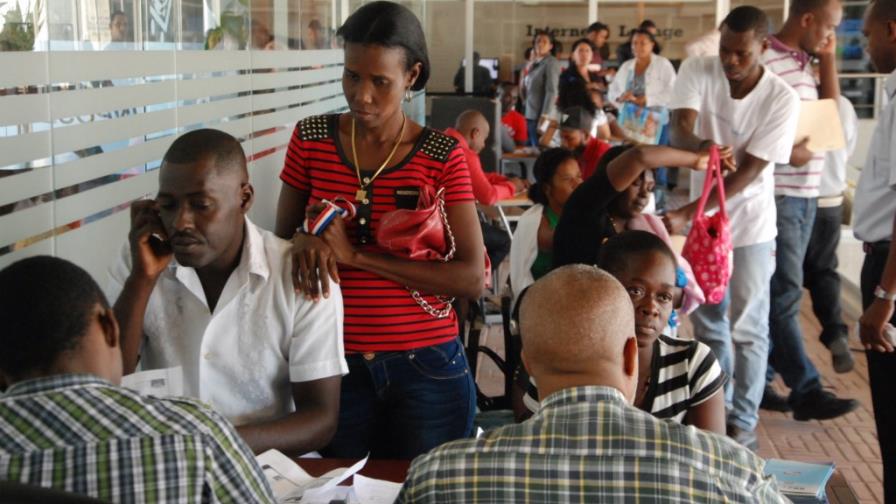 Piden a la comunidad internacional que critica a República Dominicana ayudar a Haití