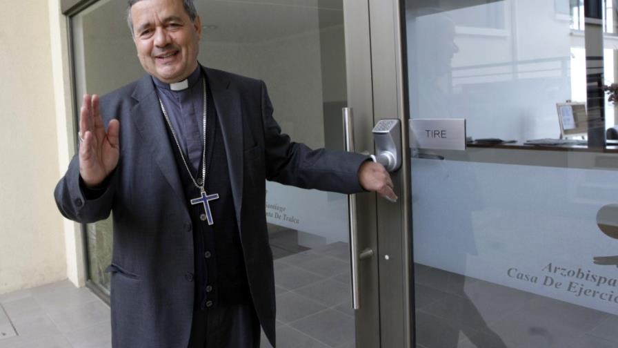 Cuestionado obispo chileno asume sin compañía de sus pares