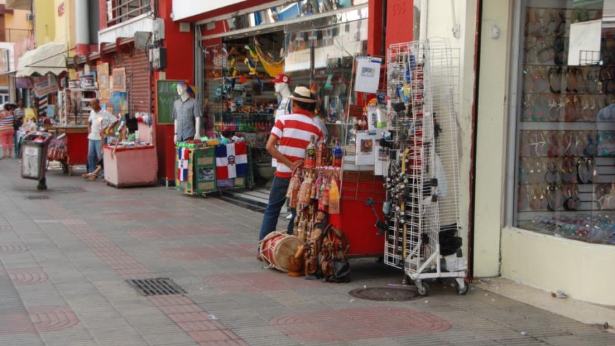 Turismo se reúne con buhoneros de El Conde